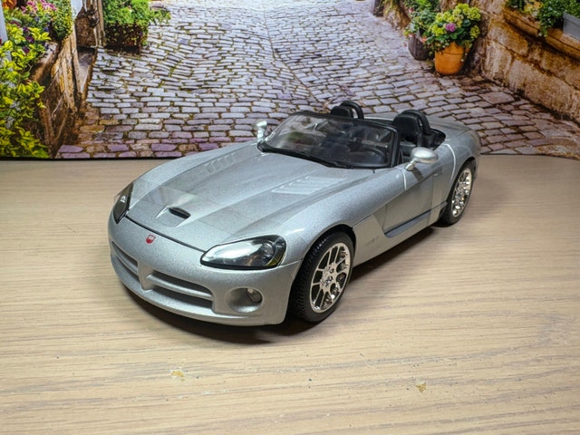 1:18 2003 Dodge Viper SRT-10 Diecast Model - New in Box