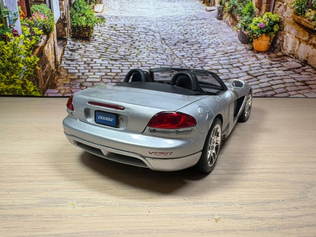 1:18 2003 Dodge Viper SRT-10 Diecast Model - New in Box - photo 4