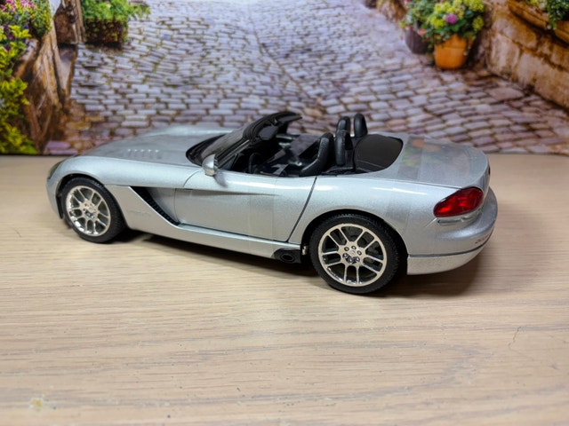 1:18 2003 Dodge Viper SRT-10 Diecast Model - New in Box - photo 5