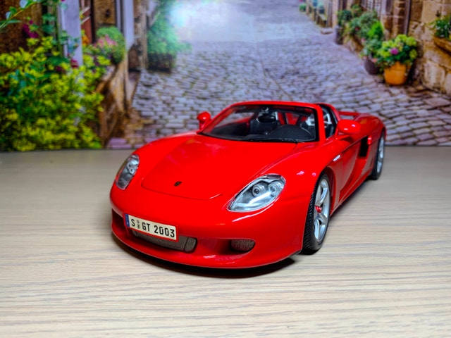 1:18 Brand New Porsche Carrera GT Diecast Model Car – Red
