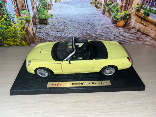 1:18 Thunderbird show car diecast model with display name tray
