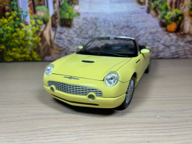 1:18 Thunderbird show car diecast model with display name tray - photo 2