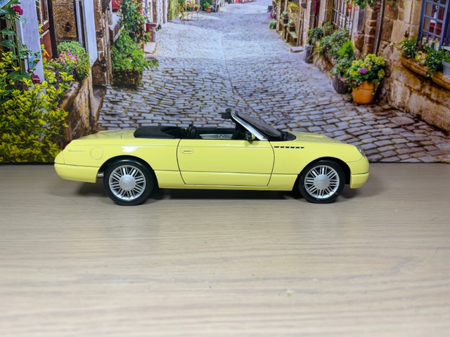 1:18 Thunderbird show car diecast model with display name tray - photo 4