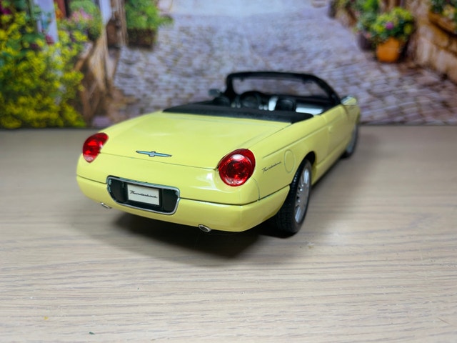 1:18 Thunderbird show car diecast model with display name tray - photo 5