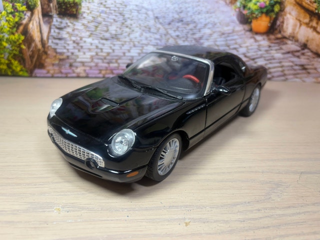 1:18 Ford Thunderbird Hard Top Convertible Die-Cast Model