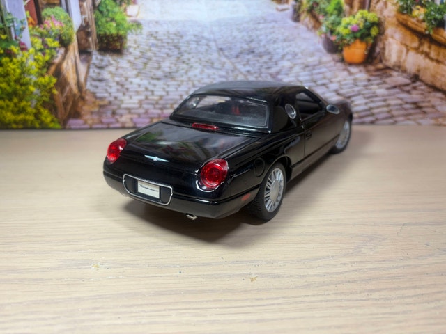 1:18 Ford Thunderbird Hard Top Convertible Die-Cast Model - photo 4