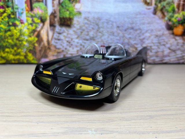 1:24 New with box 1960's DC Comic Book Batmobile diecast model - photo 2