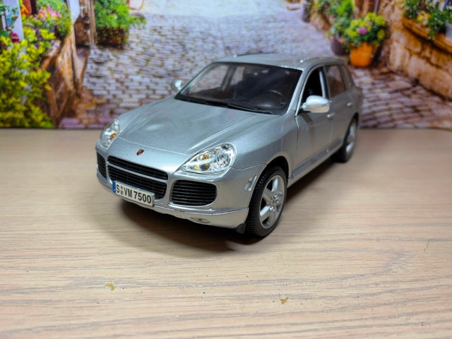 1:18 Porsche Cayenne Turbo (955) diecast Model SUV New with Box