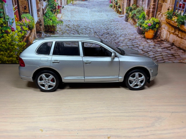 1:18 Porsche Cayenne Turbo (955) diecast Model SUV New with Box - photo 3