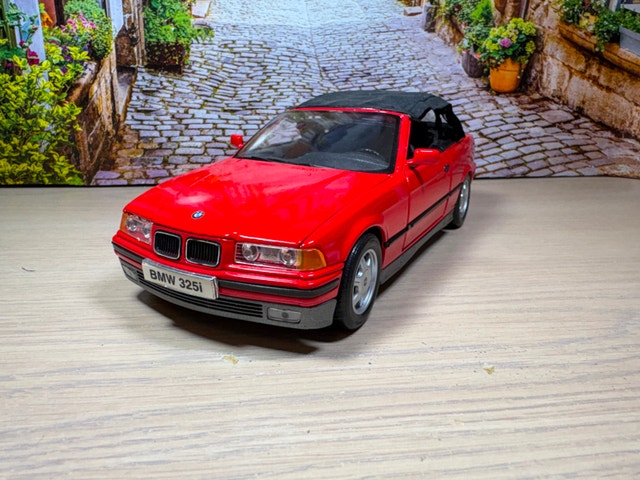 1:18 1993 BMW 325i (E36) Convertible Diecast Model Car