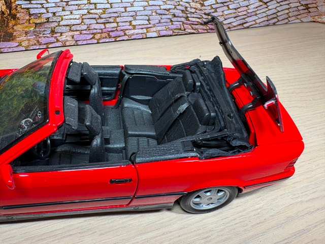 1:18 1993 BMW 325i (E36) Convertible Diecast Model Car - photo 3