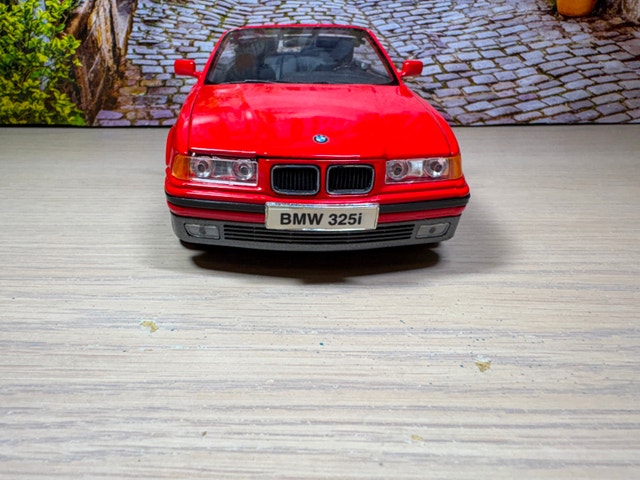 1:18 1993 BMW 325i (E36) Convertible Diecast Model Car - photo 4