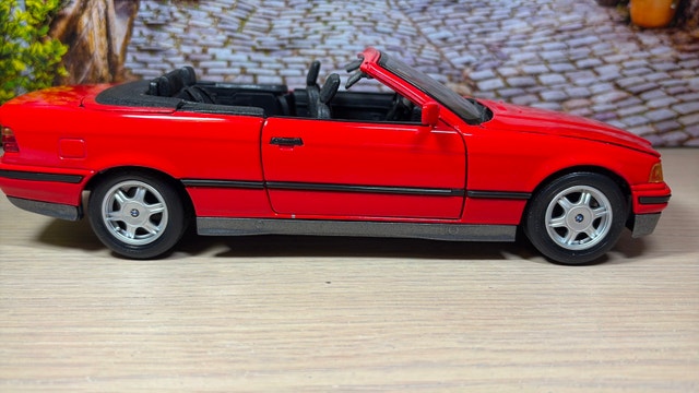 1:18 1993 BMW 325i (E36) Convertible Diecast Model Car - photo 5