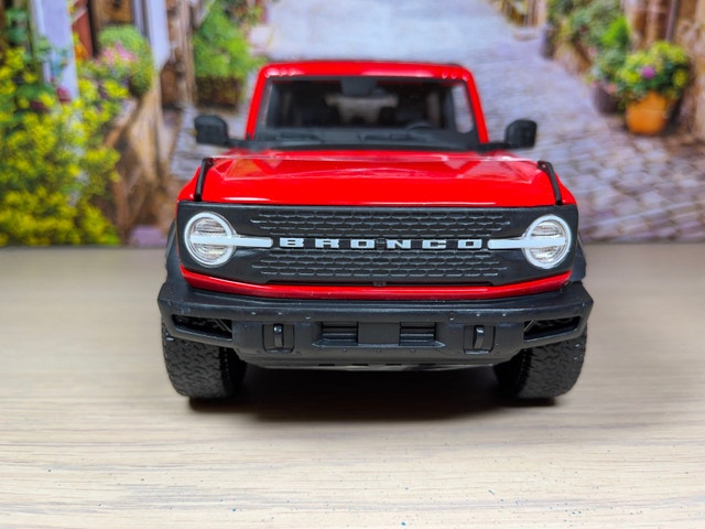 1:18 Brand New 2021 Ford Bronco Wildtrak Red diecast Model car - photo 2