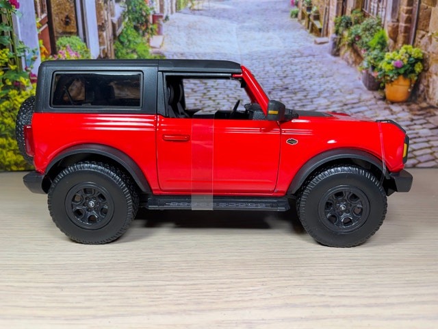 1:18 Brand New 2021 Ford Bronco Wildtrak Red diecast Model car - photo 3