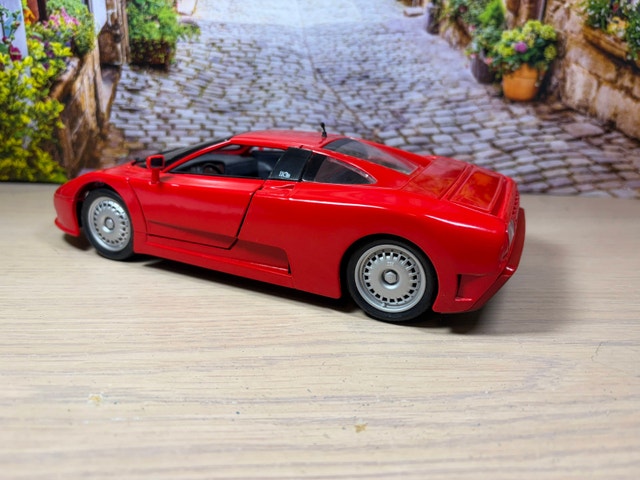 1:18 Bugatti EB110 diecast Model car perfect condition with box - photo 5