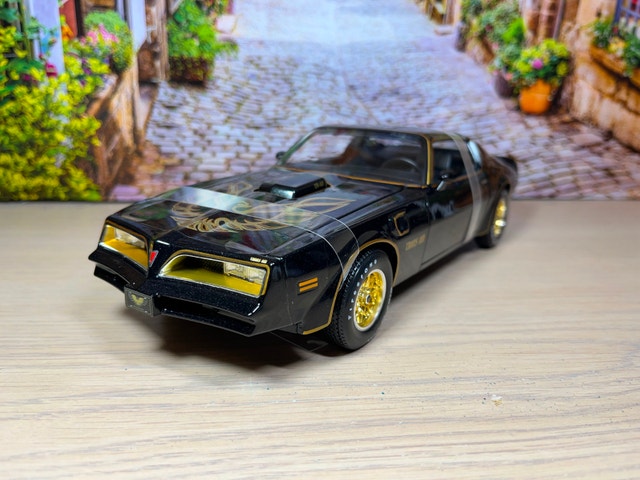1:18 1977 Pontiac Firebird Trans Am: Smokey and the Bandit