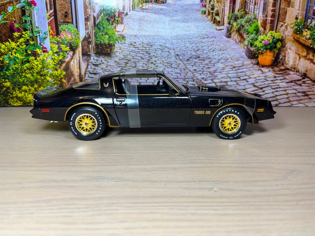 1:18 1977 Pontiac Firebird Trans Am: Smokey and the Bandit - photo 3