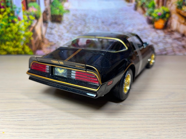 1:18 1977 Pontiac Firebird Trans Am: Smokey and the Bandit - photo 4