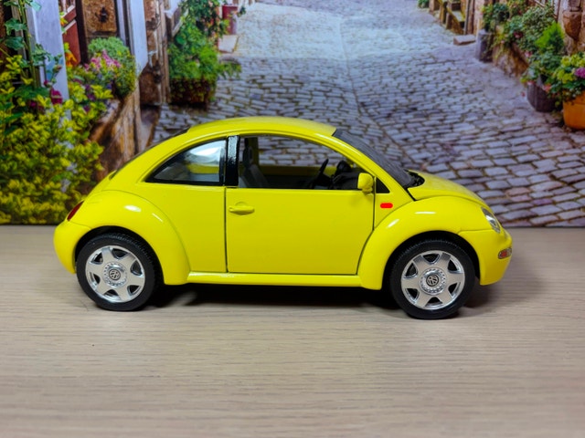 1:18 Made in Italy 1998 Volkswagen New Beetle Diecast Model - photo 4