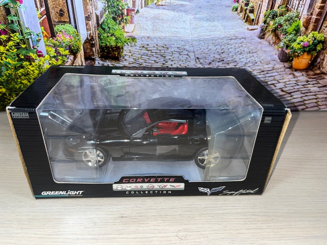 1:24 New with box 2009 CHEVROLET Corvette Z06 DIECAST MODEL CAR