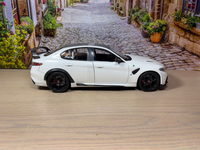 1:18 Brand New Alfa Romeo Giulia GTAm diecast Model Car - photo 3