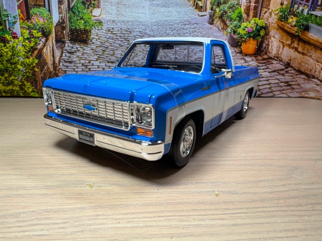 1:18 1974 Chevrolet C10 Cheyenne Super Diecast Pickup