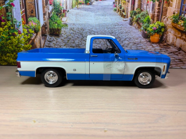 1:18 1974 Chevrolet C10 Cheyenne Super Diecast Pickup - photo 3