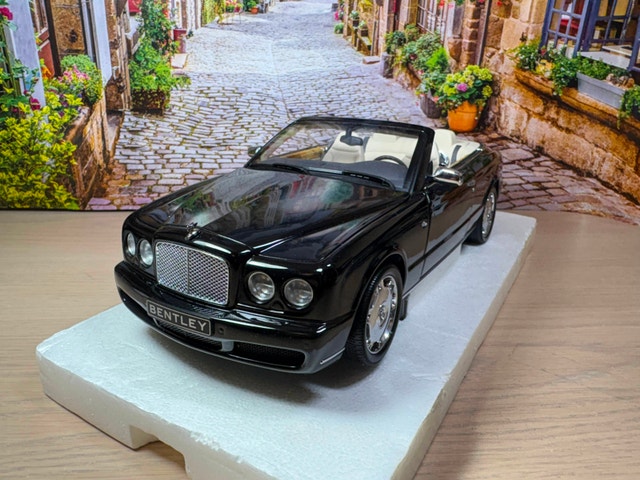 1:18 Minichamps Bentley Azure Convertible (2006) Diecast Model