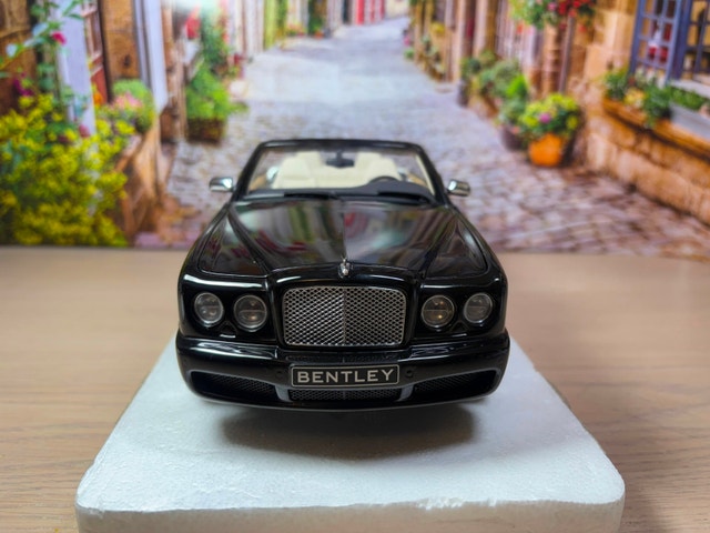 1:18 Minichamps Bentley Azure Convertible (2006) Diecast Model - photo 3