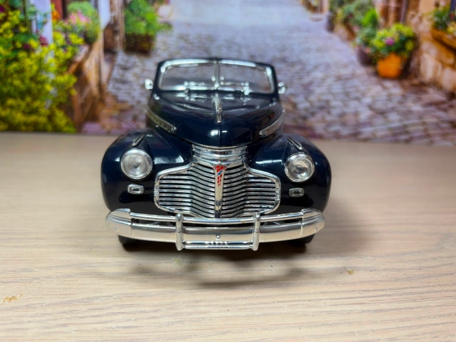 1:18 New in Box 1941 Chevrolet Special Deluxe Diecast Model - photo 3