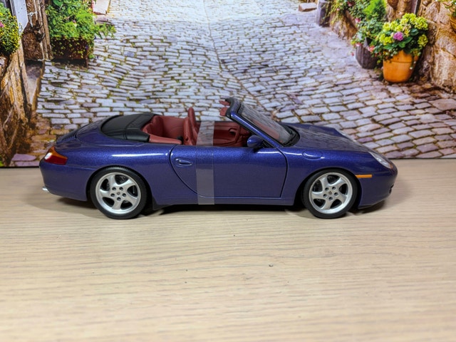 1:18 Brand New Porsche 911 Cabrio (996) Diecast Model - photo 3