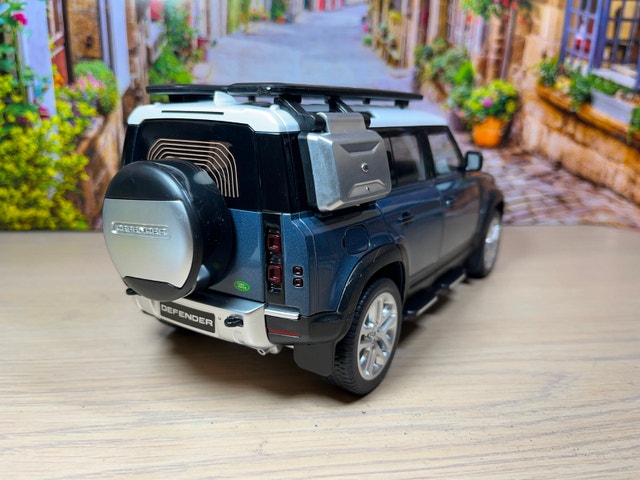 1:18 Land Rover Defender Diecast Model - photo 4