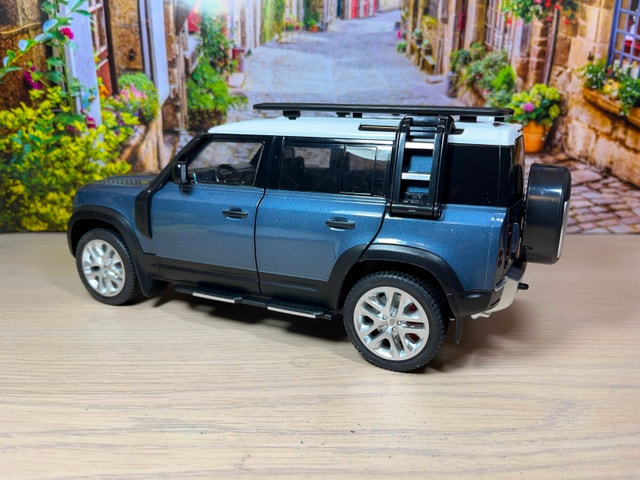 1:18 Land Rover Defender Diecast Model - photo 5