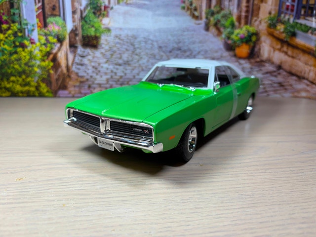 1:18 Brand New 1969 Dodge Charger R/T Diecast Model - photo 2