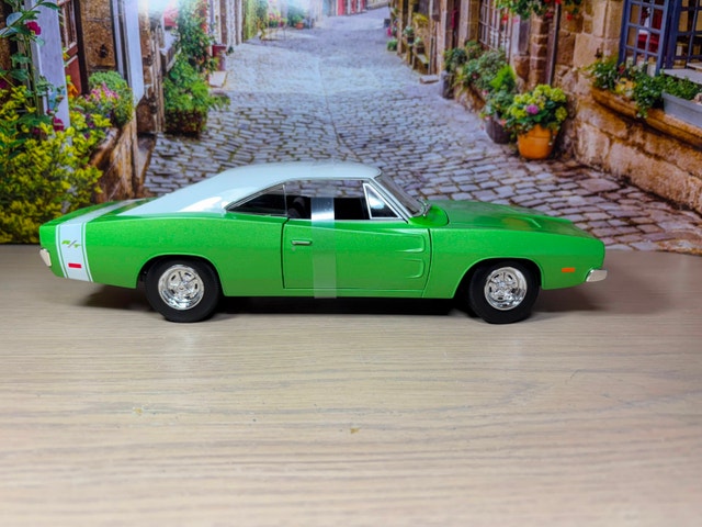 1:18 Brand New 1969 Dodge Charger R/T Diecast Model - photo 4