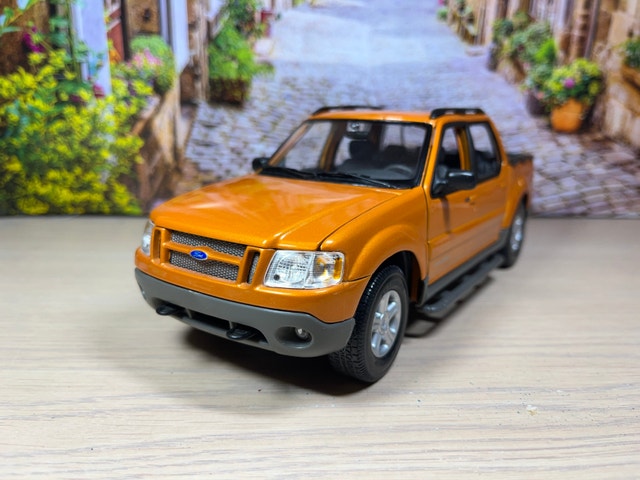 1:18 Ford Explorer Sport Trac Pick Up – Premiere Edition