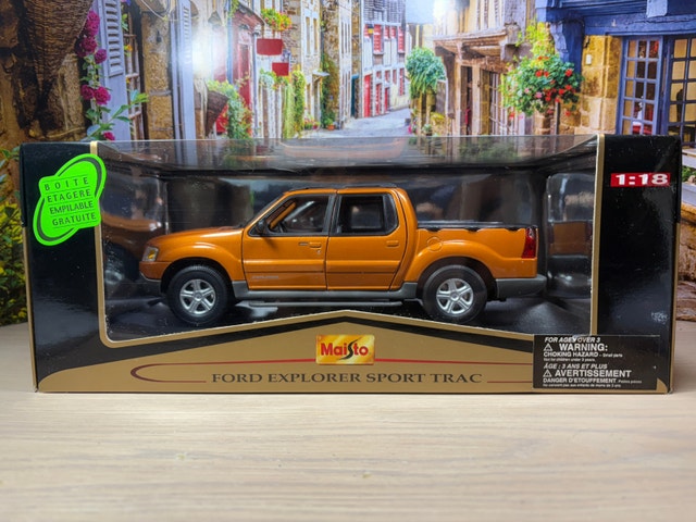1:18 Ford Explorer Sport Trac Pick Up – Premiere Edition - photo 3