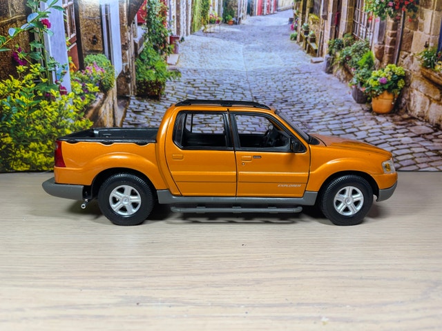 1:18 Ford Explorer Sport Trac Pick Up – Premiere Edition - photo 4