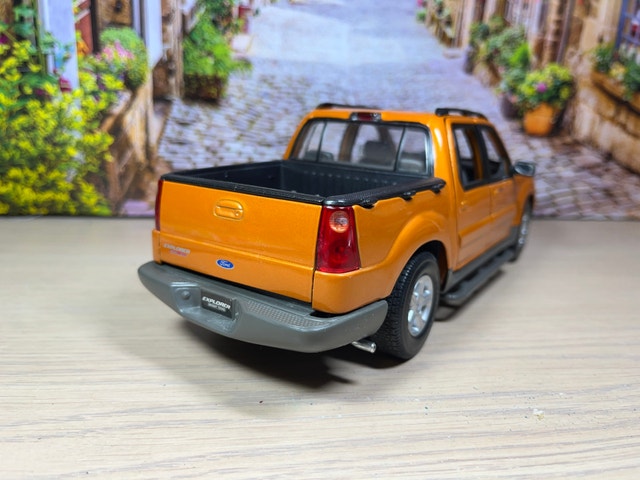 1:18 Ford Explorer Sport Trac Pick Up – Premiere Edition - photo 5