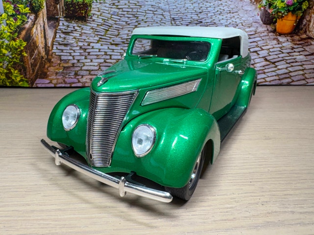 1:18 1937 Ford Convertible Diecast Model New with Box