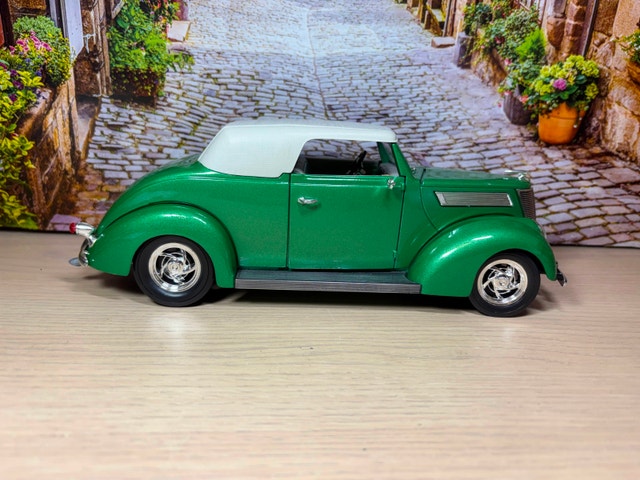 1:18 1937 Ford Convertible Diecast Model New with Box - photo 3