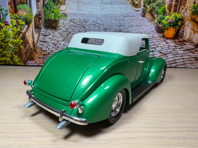 1:18 1937 Ford Convertible Diecast Model New with Box - photo 4