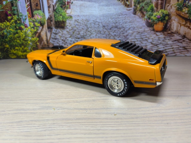 1:18 ERTL 1970 Ford Mustang Boss 302 (Shaker hood) diecast NIB - photo 5