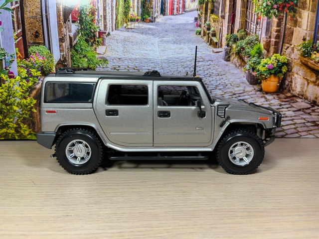 1:18 New with BOX Hummer H2 SUV Diecast model car - photo 3
