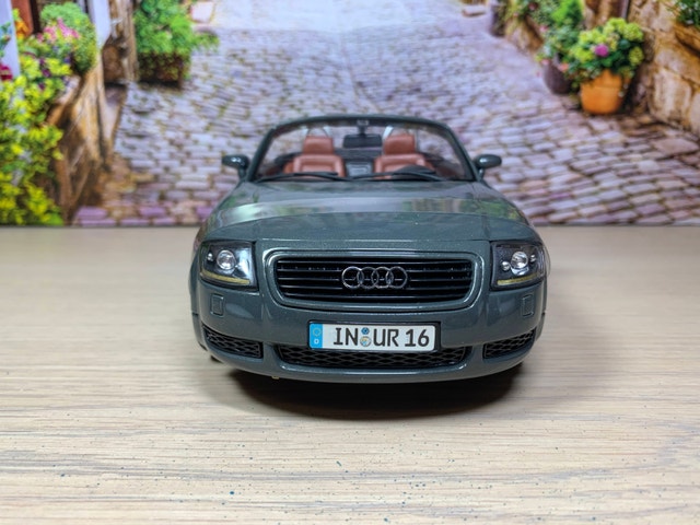 1:18 Audi TT Roadster Die cast model car with box - photo 2