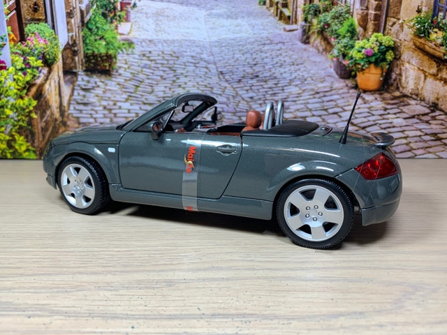 1:18 Audi TT Roadster Die cast model car with box - photo 5