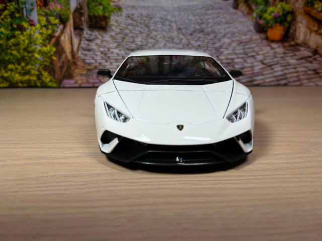 1:18 Brand New Lamborghini Huracán Performante Diecast Model - photo 2