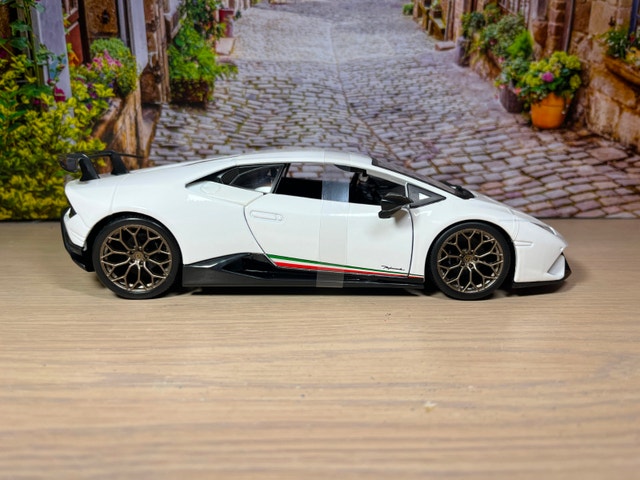 1:18 Brand New Lamborghini Huracán Performante Diecast Model - photo 3
