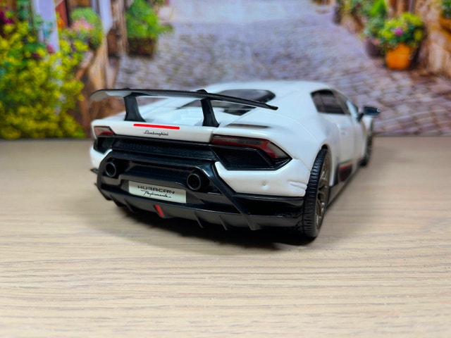 1:18 Brand New Lamborghini Huracán Performante Diecast Model - photo 4